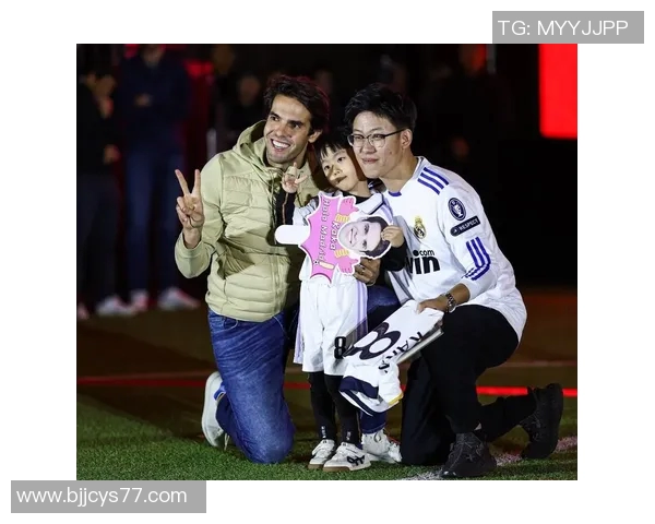 足球明星立牌合影图展示了球场传奇与球迷的亲密互动与热情支持 足球明星立牌合影图展示了球场传奇与球迷的亲密互动与热情支持